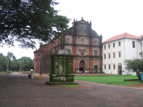 Basilica do Bom Jesus, Velha Goa.jpg