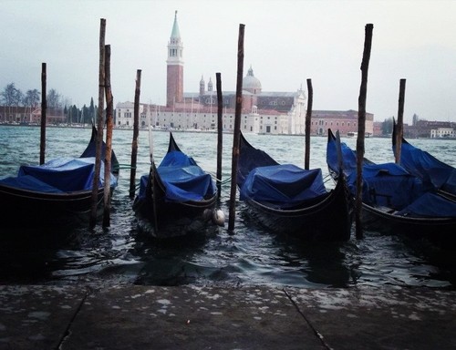 Numa cidade em que as gôndolas substituem os carros, não é de espantar que as pessoas pareçam voar em vez de andar. 