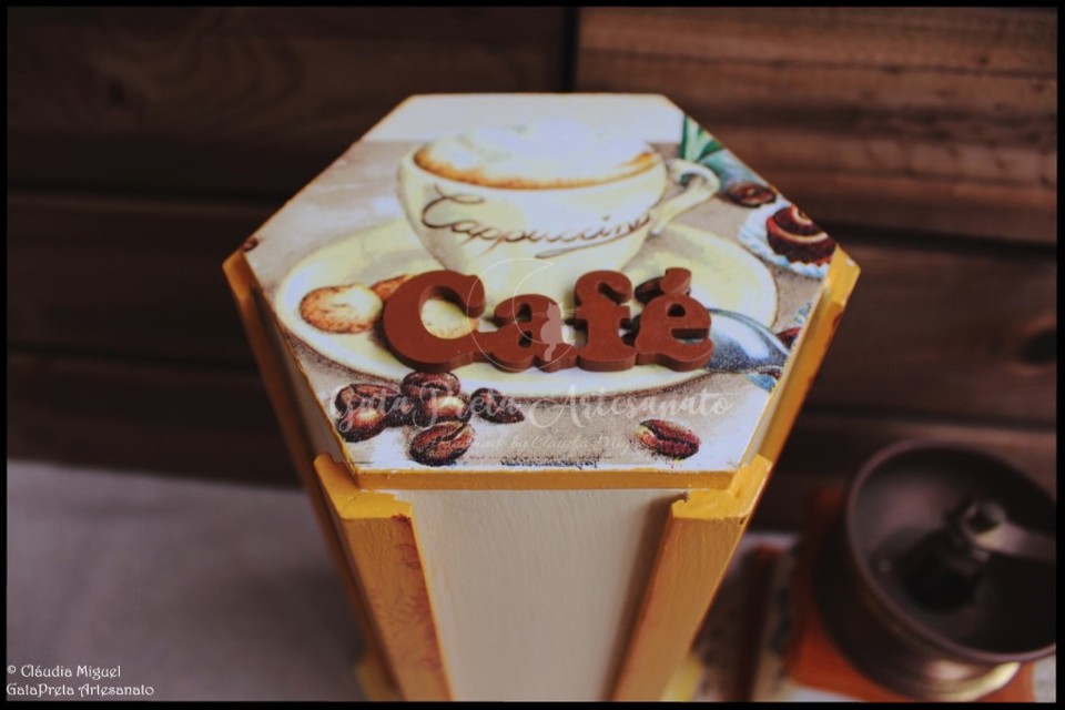 Caixa torre Dolce Gusto e caixa açúcar café Tor