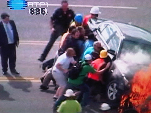 motociclista retirado debaixo de carro.jpg