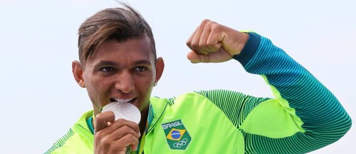 Isaquias Queiroz no pódio/GLOBO Isaquias Queiroz no pódio/GLOBO