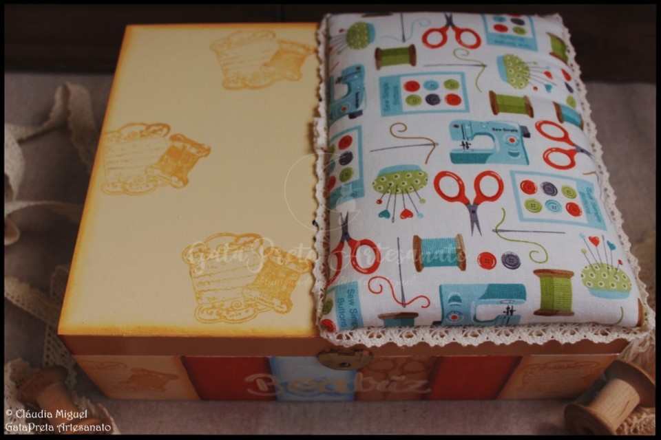 Caixa de costura Tesoura, agulha e dedal3.jpg