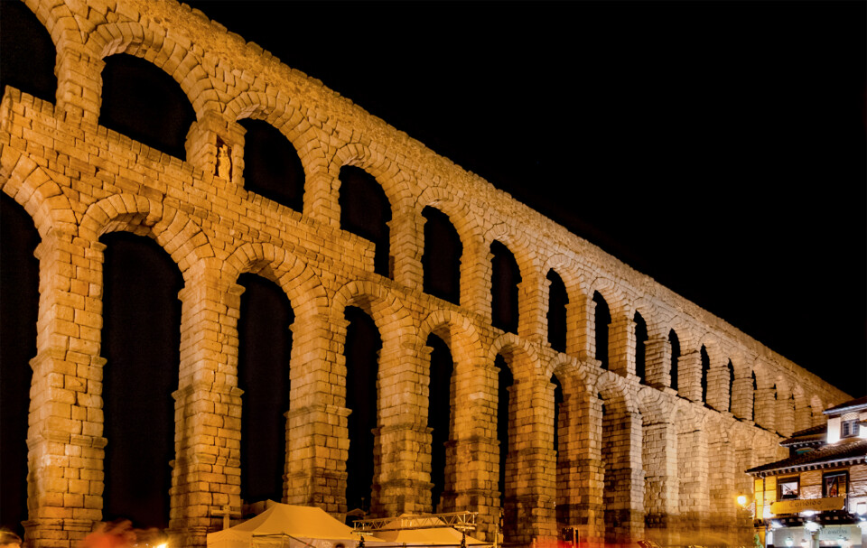 Aqueduto romano de Segóvia À noite copiar.jpg