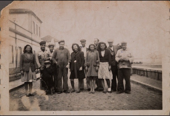 Grupo de trabalhadores da fábrica dos Produtos Co