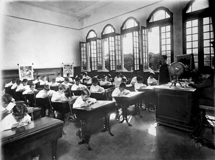 Sala de aula a preto e branco de outros tempos.jpg