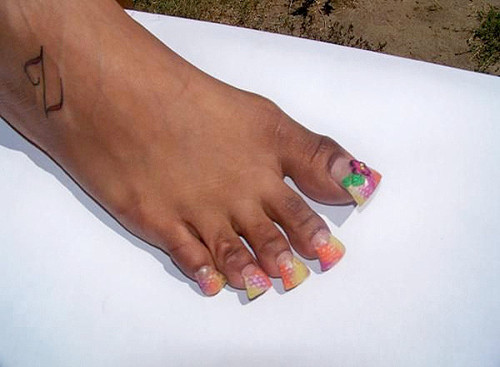 A-nova-moda-entre-as-mulheres-Unhas-pés-de-pato-1