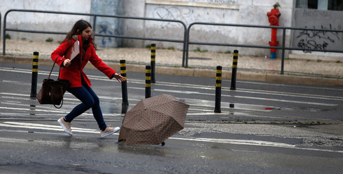 card_chuva_mau_tempo_vento_reuters.jpg