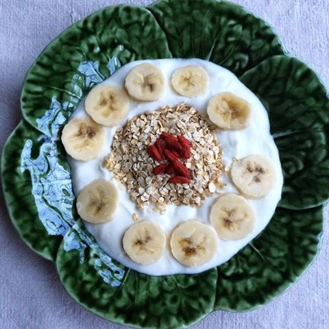 Flocos de aveia com iogurte, bagas goji e banana.j Flocos de aveia com iogurte, bagas goji e banana.j