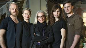 Veronika e filhos. In. vulturehound.co.uk..jpg