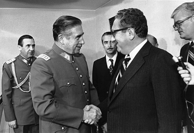 Pinochet_-_Kissinger_1976-01_Wikp.jpg