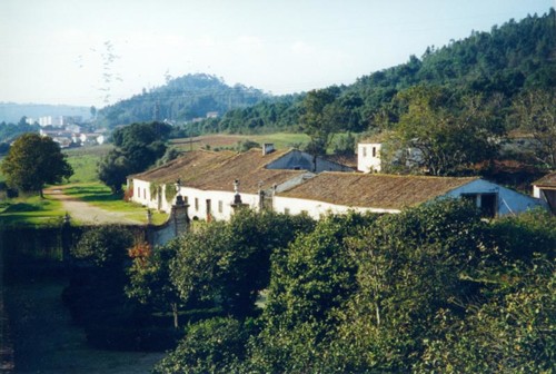 Vista parcial das instalações agrícolas e camin