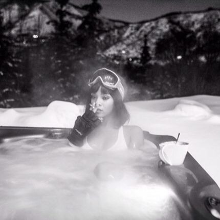 227646635-rihanna-curte-ferias-na-neve-de-biquini.