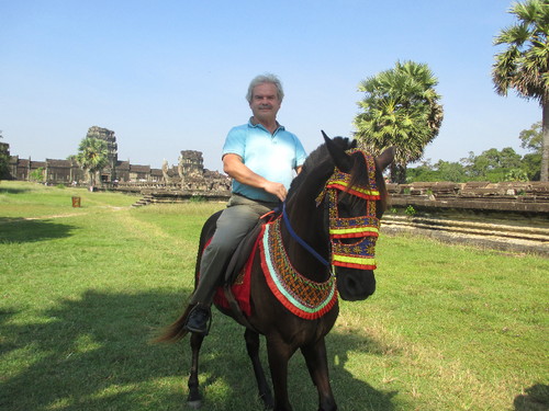Angkor Wat a cavalo 1.JPG