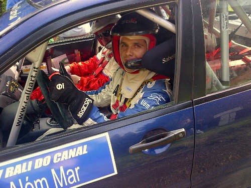 A abrir a estrada, no 4º Rali do Canal...