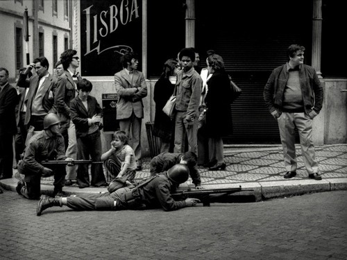 soldados com as crianças.jpg soldados com as crianças.jpg