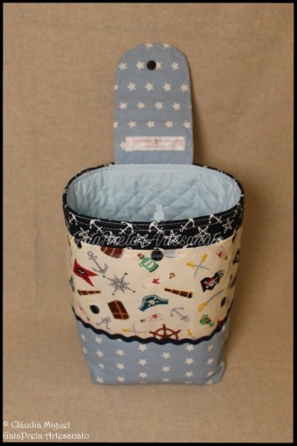 Muda-fraldas, bolsa fraldas, babete e capa doc. Bl