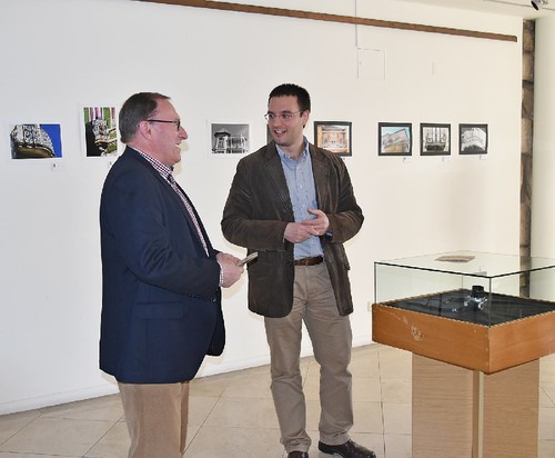 A receber o 2.º prémio das mãos do Presidente da Junta. A receber o 2.º prémio das mãos do Presidente da Junta.