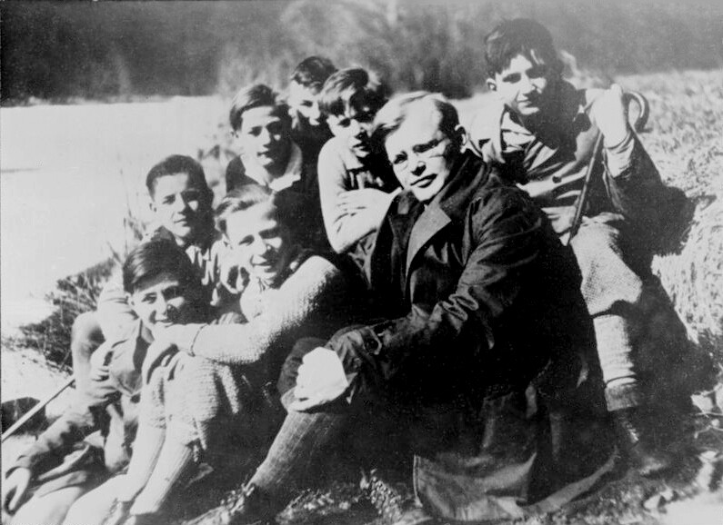 Bonhoeffer com estudantes 1932.jpg