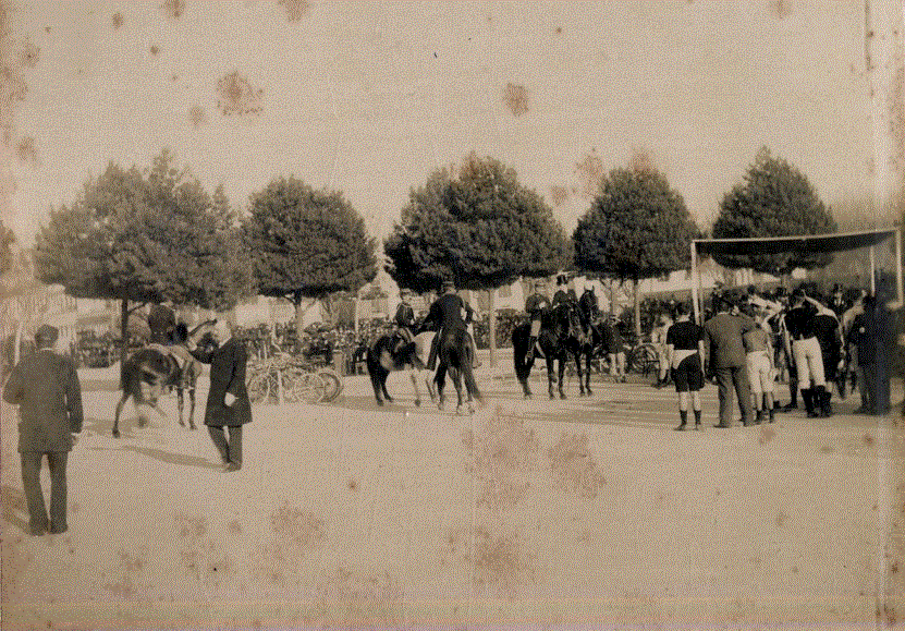 corrida de velocipedes na rotunda da Boavista.GIF