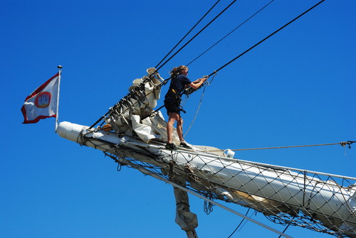 Marinheira polaca às voltas com um nó