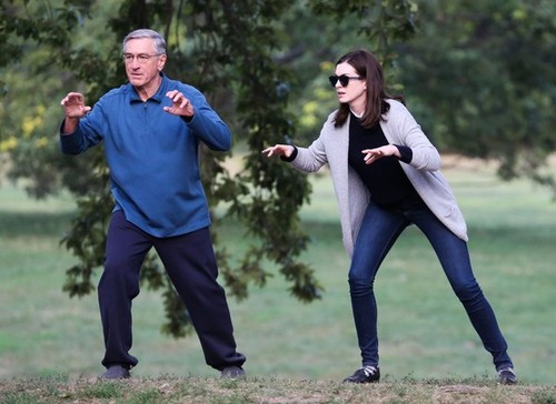 Robert+De+Niro+Anne+Hathaway+Tai+Chi+Set+Intern+iI