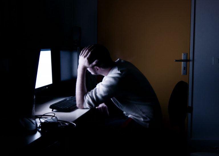 cansaco-excessivo-trabalho-foto-visualhunt-768x548 cansaco-excessivo-trabalho-foto-visualhunt-768x548