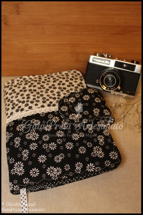 Capa de livros Black&amp;White Daisies1.JPG