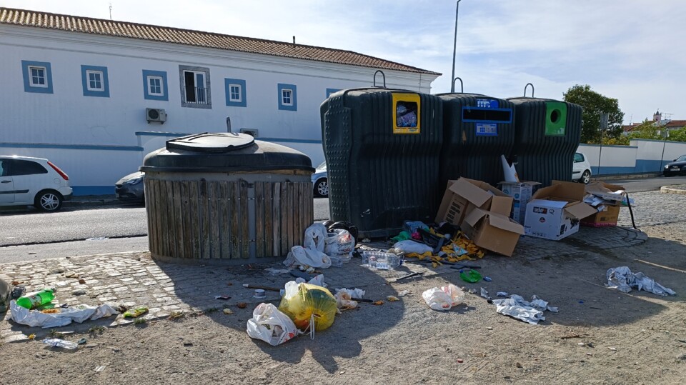 Lixo nas ruas de Beja (27).jpg