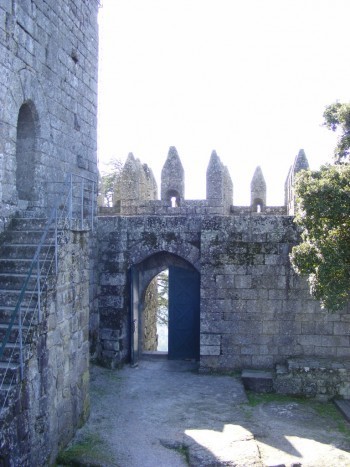 Interior-muralhas-Castelo-de-Lanhoso-1-e1412900799