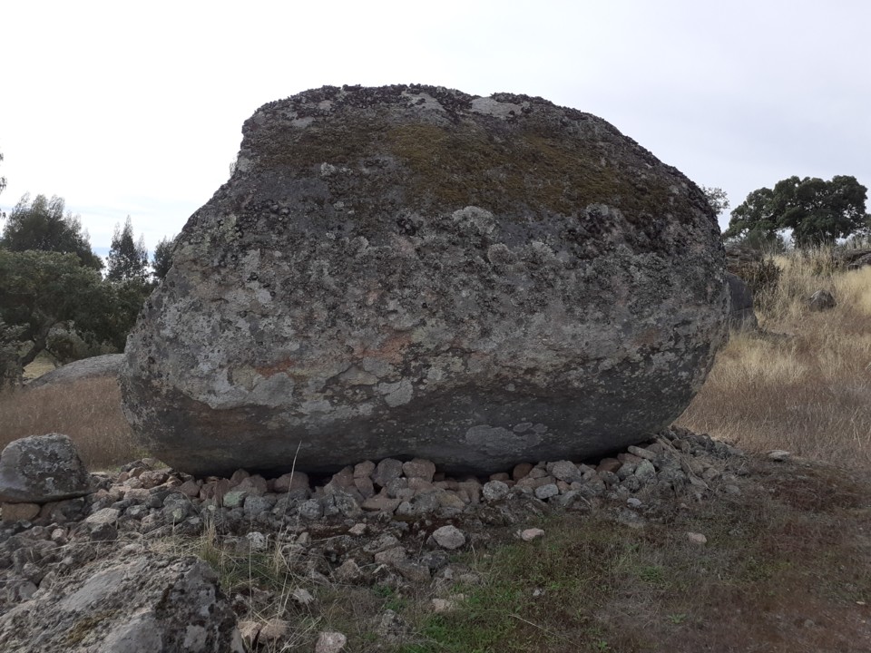 Pedra e pedrinhas. Foto original. 2021.10.09.jpg