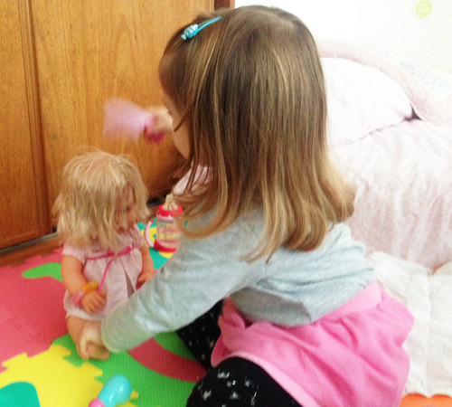 Lara e a boneca 7.jpg Lara e a boneca 7.jpg