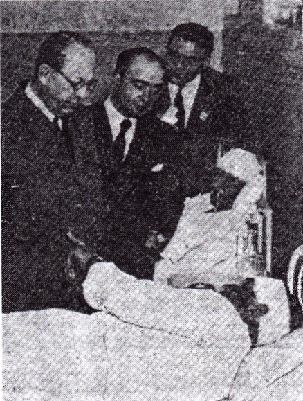 Ministro do Interior ouvindo um dos Feridos 25 Nov