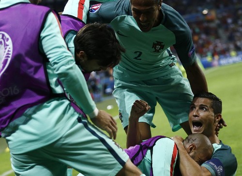 todos em cima de ronaldo.jpeg todos em cima de ronaldo.jpeg