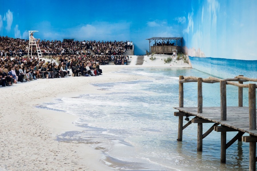 85-chanel-srping-summer-2019-beach-set.jpg