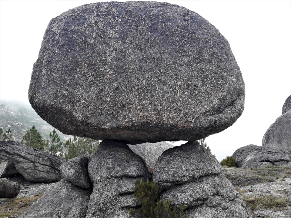 ROCHA SÓ EM EQUILIBRIO.jpg