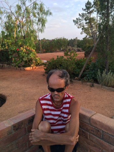 sentado no banco das escadarias do terreiro.JPG