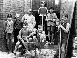 Eduard Müller com grupo de jovens.jpg