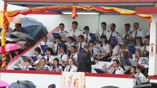 A filarmónica das Doze Ribeiras executa a sua obra original...