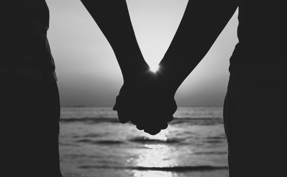 vecteezy_couple-holding-hands-at-sunset_2004225.jp