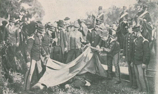 o corpo mutilado do aviador no chao.GIF