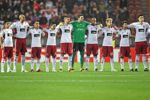 equipa do benfica abraçada antes do jogo