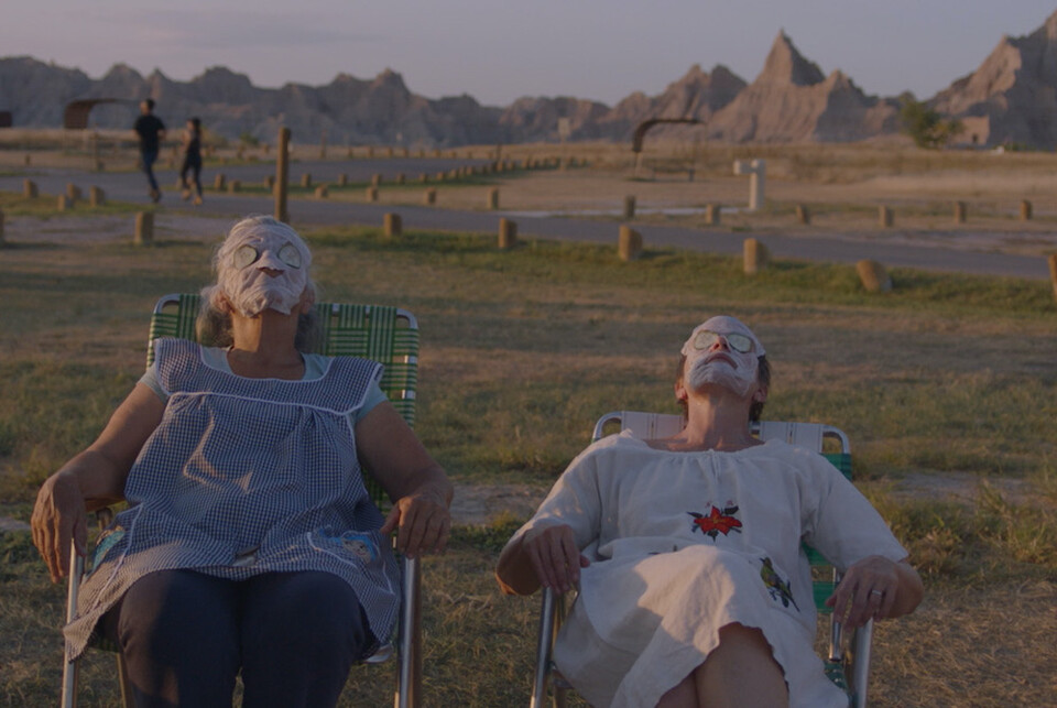 Nomadland-008 Linda May &amp; Frances McDormand c.jpg