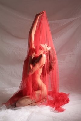 Mulher pelada véu vermelho transparente.jpg