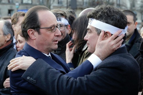 marcha pela liberdade - hollande e cartoonista 02.