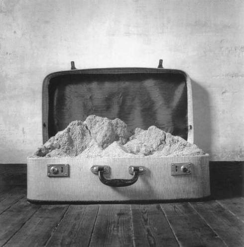 Chema Madoz (mala com terra)