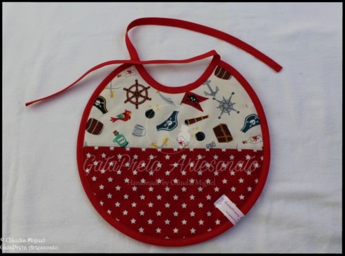 Babete e prendedor de chupeta Piratas2.JPG