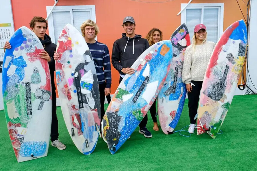 Surfista troca pranchas por câmeras e tira fotos de dentro do mar