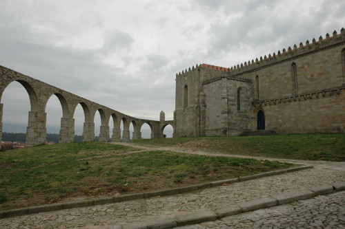 1200px-Vila_do_Conde_-_Monestir_i_aqüeducte.JPG