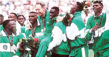 Dosu e Oliseh com Bonfrere ao colo/SUNDAYMIRRORONLINE Dosu e Oliseh com Bonfrere ao colo/SUNDAYMIRRORONLINE