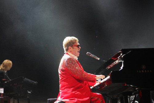Elton John em concerto.jpg Elton John em concerto.jpg